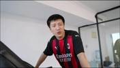 身穿一套米兰球衣！张雪峰此前在公司用跑步机备战马拉松